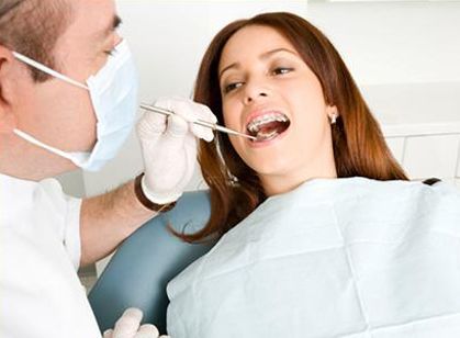 Clínica Dental Juriondo odontologo con paciente