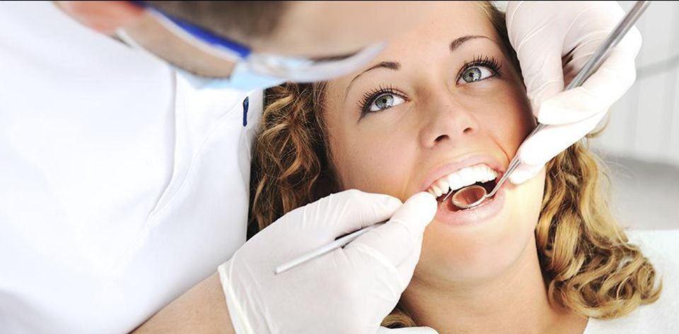 Clínica Dental Juriondo mujer en consulta odontologica